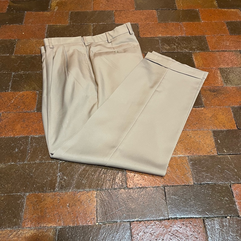 MEN 40 X 29-TROUSER PANTS Pleated front/ Jos. A Bank Traveler Khaki color 1034